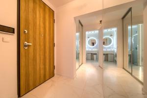 Zyndrama City Centre Deluxe Apartment by BookingHost