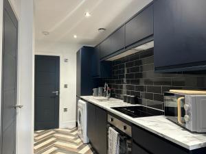 City Centre Apartments - 1 Bed Apartments - 5 Min Walk from Train Station - Designed for Professionals - Free WiFi - Full Kitchen - Sofa Bed - Ideal for Long Work Stays