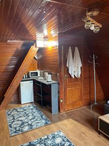 CABANĀ TIP A LA 300 m De CASTEL