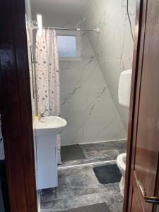 CABANĀ TIP A LA 300 m De CASTEL