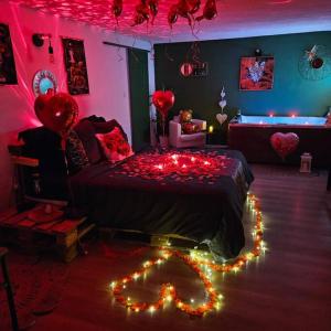 Appartements App jacuzzi & piscine privee - loveroom - Suite Emeraude : photos des chambres