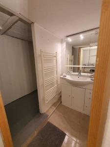 Appartements App jacuzzi & piscine privee - loveroom - Suite Emeraude : photos des chambres