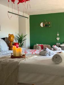 Appartements App jacuzzi & piscine privee - loveroom - Suite Emeraude : photos des chambres