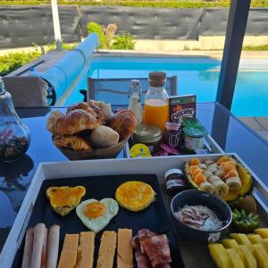 Appartements App jacuzzi & piscine privee - loveroom - Suite Emeraude : photos des chambres