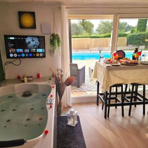 Appartements App jacuzzi & piscine privee - loveroom - Suite Emeraude : photos des chambres