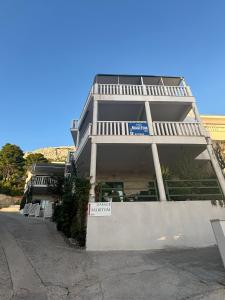 Maritom Apartments 