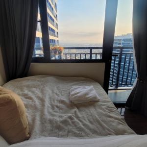 Air Residences - City Skyline View Balcony near Airport - 5502