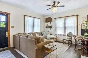 Charming Edwardsville Home Walk to Downtown! - 爱德华兹维尔