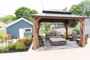 Rockford IL 2BD Upper Queen Bed, Patio & Fast WiFi