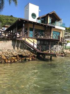 Casa frente ao mar com píer exclusivo