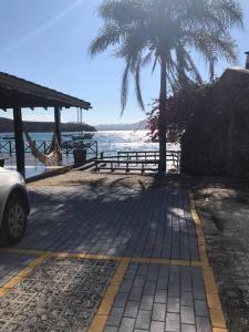 Casa frente ao mar com píer exclusivo