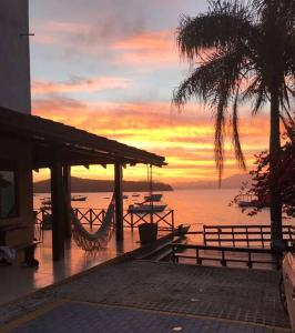 Casa frente ao mar com píer exclusivo