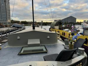 Boat suite - A Unique Houseboat Stay in Amsterdam