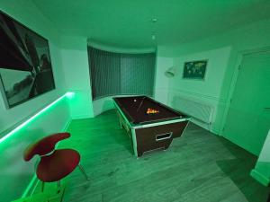 4 Bed House with Pool Table Free Parking En Suite