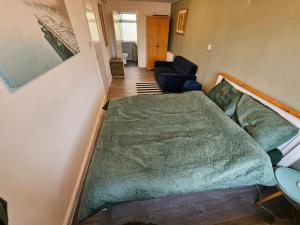 4 Bed House with Pool Table Free Parking En Suite