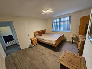 4 Bed House with Pool Table Free Parking En Suite