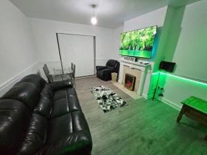 4 Bed House with Pool Table Free Parking En Suite