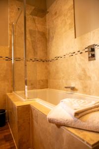 Double Room with Bath and Shower room in The Coach House Skipton