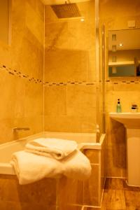 Luxury Double Room with Bath room in The Coach House Skipton
