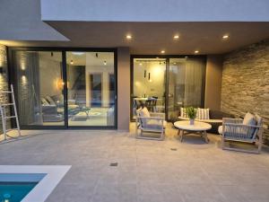 Aguacate Glafki with heated private swimming pool