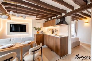 SUPER CENTRAL - Marais Designer One-Bedroom - FREE Parking