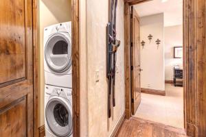 Ski-InSki-Out Townhome with 2-Bedrooms and private Hot tub Vintage on the Strand VIN-14 by KBM Resorts