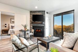 KBM Resorts The Mason Free Deer Valley East Shuttle 3 min drive to Deer Valley East Balcony with gorgeous views pool hot tubs gym MAS-2062