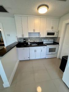 2 min walk to beach with free parking at Lauderdale 17-1