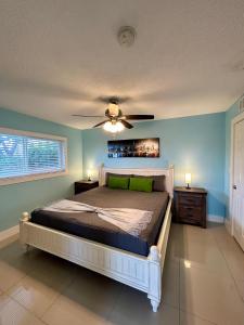 2 min walk to beach with free parking at Lauderdale 17-1
