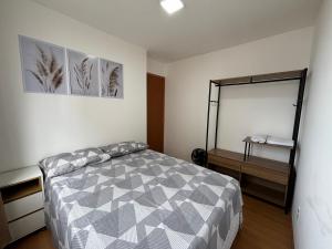 Apartamento com varanda 9 min da praia na Cohama