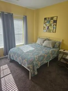 Private Room & Bathroom - Hot Tub on Patio - Гринвуд