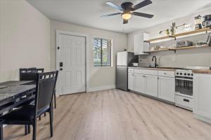 Queen Bed Modern Studio Apartment in Huntsville