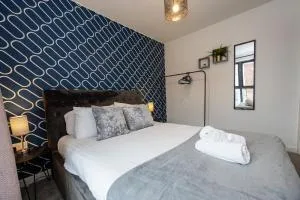 Contractors, 5 Bed, Sleeps 9, Free Parking & WiFI - Moston