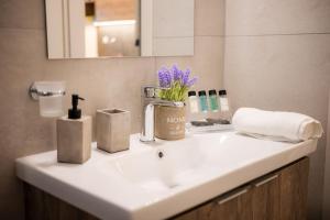 Erato - Newly renovated Home with Parking