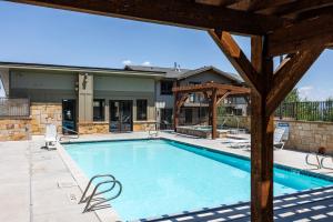 Newer Upscale Canyons Village Resort Condo, 5 min walk to Gondola, 2 Bedrooms Ensuite, Pet Friendly