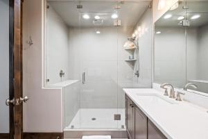 Newer Upscale Canyons Village Resort Condo, 5 min walk to Gondola, 2 Bedrooms Ensuite, Pet Friendly
