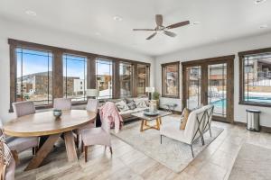 Newer Upscale Canyons Village Resort Condo, 5 min walk to Gondola, 2 Bedrooms Ensuite, Pet Friendly