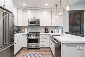 Newer Upscale Canyons Village Resort Condo, 5 min walk to Gondola, 2 Bedrooms Ensuite, Pet Friendly