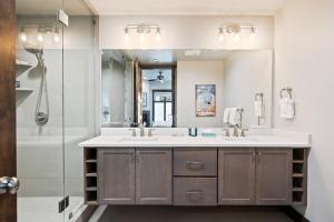 Newer Upscale Canyons Village Resort Condo, 5 min walk to Gondola, 2 Bedrooms Ensuite, Pet Friendly