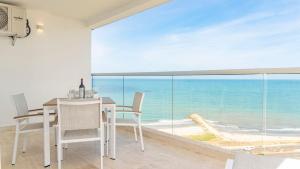 CB1429 Suite 180º Airport and Sea View in Crespo