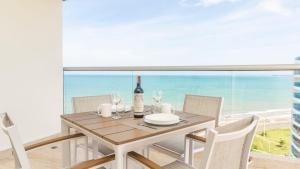 CB1429 Suite 180º Airport and Sea View in Crespo