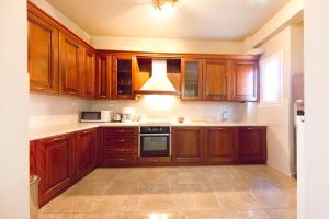 Spacious family home, view of Acropolis!