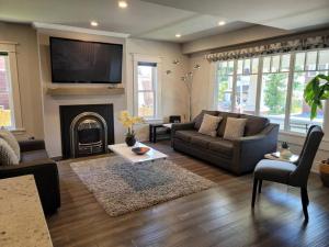 Luxury and comfy Home in Niagara Falls- 28 nights minimum Stay
