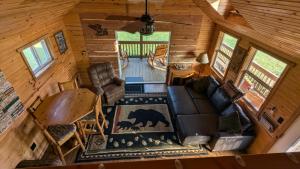 Cozy Cabin on 80 acres in The Ozarks, very unique!