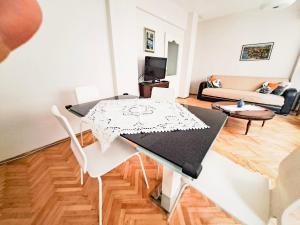 Spacious and Bright Apartment - Dirim House