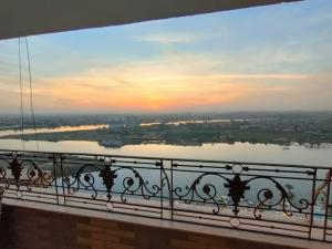 شقه بالمعادي مطله علي النيل موقع وفيو متميز