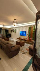 شقه بالمعادي مطله علي النيل موقع وفيو متميز