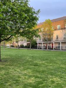 The Lakes Luxury 2 Bedroom Apartment Near Bluewater