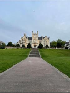 The Lakes Luxury 2 Bedroom Apartment Near Bluewater