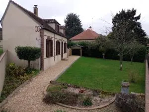 Longère au calme en ville - La Saucelle